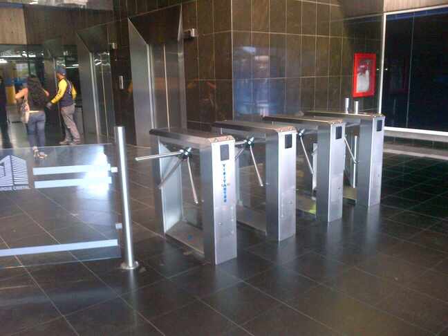 instalacion de torniquetes en lobby de centro empresarial