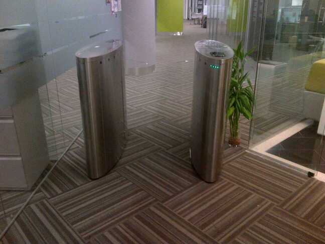 instalacion de torniquetes electronicos o flap barriers en oficina lujosa