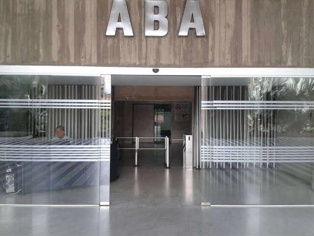 instalacion de sistemas de alarmas y control de acceso en lobby de centro empresarial